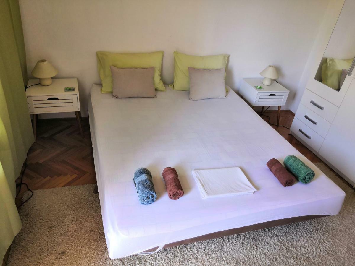 Apartments Srhoj Stari Grad Kültér fotó