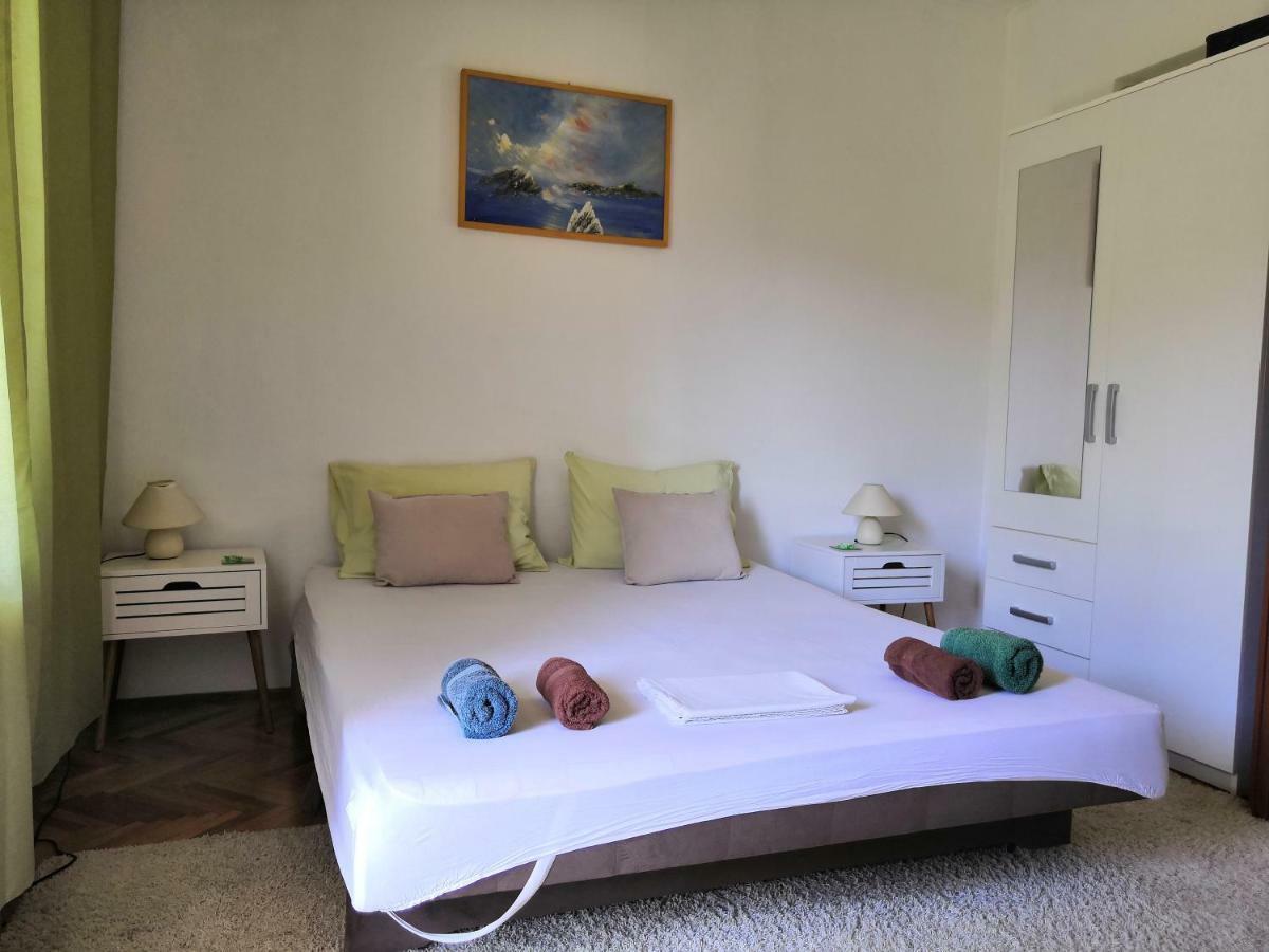 Apartments Srhoj Stari Grad Kültér fotó